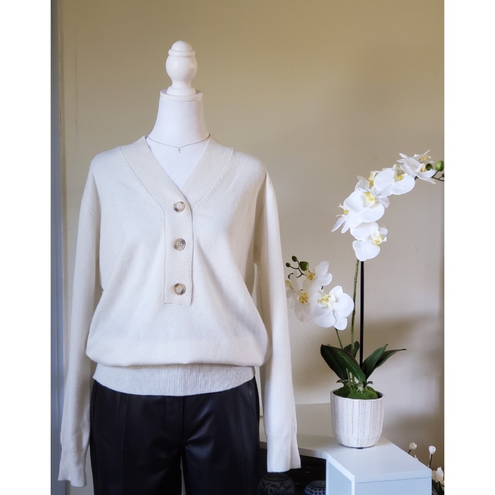 Brand New Saks Fifth Avenue 100% cashmere v neck ivory sweater without tags